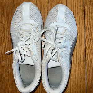 WOMANS PUMA SNEAKERS